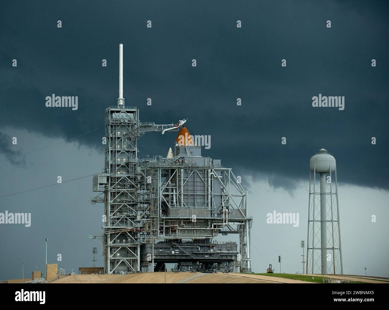 Storm Clouds si avvicinano al Launch Pad 39A presso il Kennedy Space Center della NASA in Florida venerdì 10 luglio 2009 mentre lo Space Shuttle Endeavour attende il lancio previsto di sabato della missione STS-127. Foto Stock