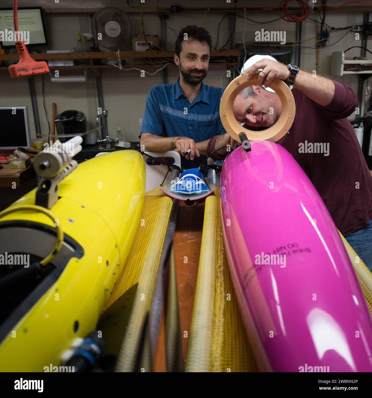 Gli oceanografi Andrey Shcherbina e Jason Gobat della University of Washington APL gestiscono strumenti a bordo della nave di ricerca Knorr per la missione NASA SPURS per studiare la salinità dell'oceano superiore del Nord Atlantico. Foto Stock