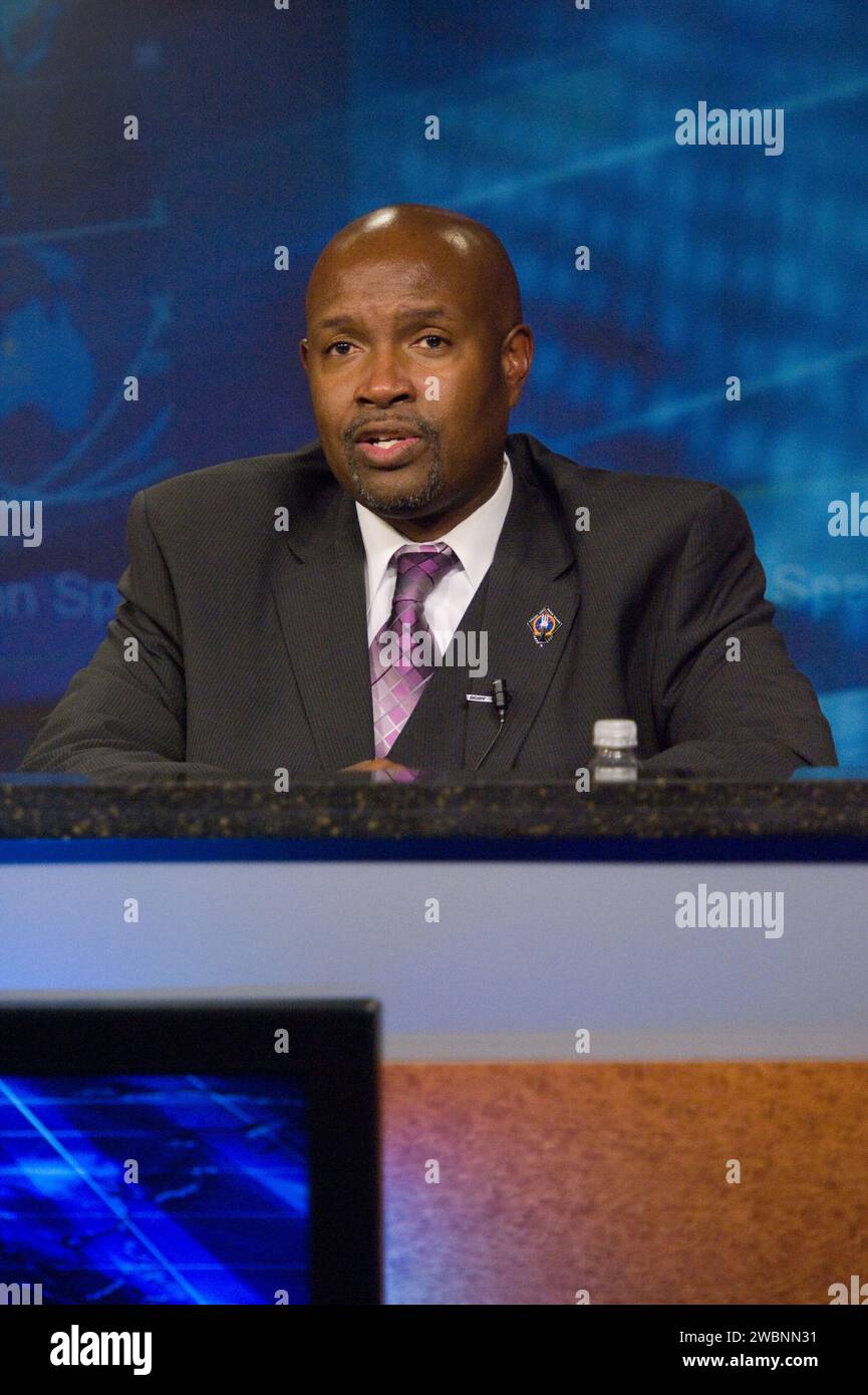 Il direttore di volo STS-135 Kwatsi Alibaruho viene mostrato durante il briefing sullo stato della missione il volo 3° giorno al Johnson Space Center della NASA. Foto Stock