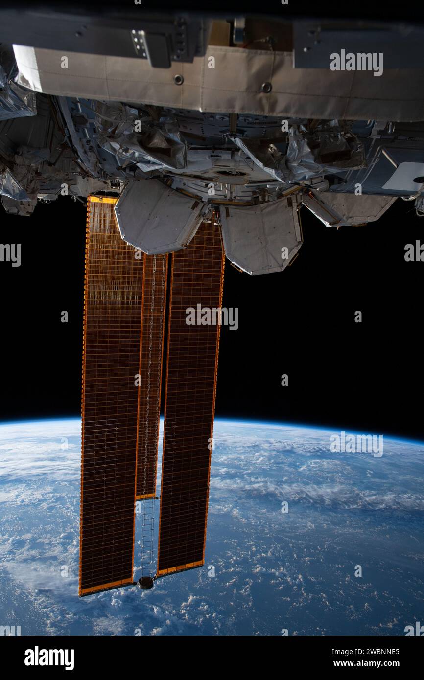 Il 20 giugno 2020, i principali array solari della ISS si estesero attraverso la Terra sopra l'Oceano Pacifico ad ovest delle Hawaii. Foto Stock