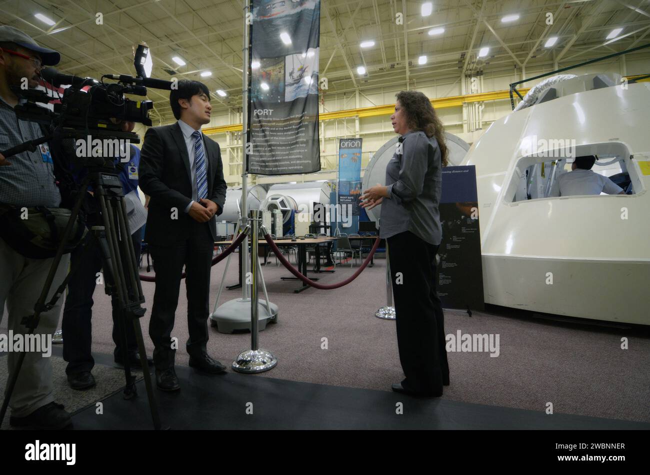 Durante il Media Day del 1° luglio 2011, il mockup del veicolo spaziale Orion al Johnson Space Center nell'edificio 9 di Houston è stato visitato dai rappresentanti dei media per una panoramica del design e del layout del veicolo spaziale. Foto Stock