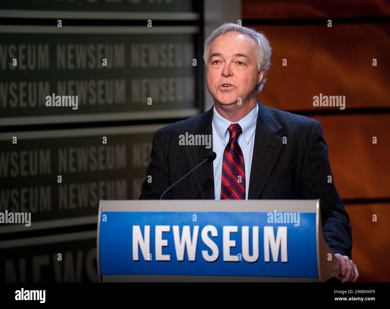 Il presidente e Chief Operating Officer del Newseum, Kenneth Paulson, presenta l'illustre giornalista residente del Newseum, Nick Clooney e l'astronauta NASA Apollo 10 Gene Cernan durante un programma televisivo Newseum che celebra il 40° anniversario dell'Apollo 10, lunedì 18 maggio 2009, a Washington. Foto Stock