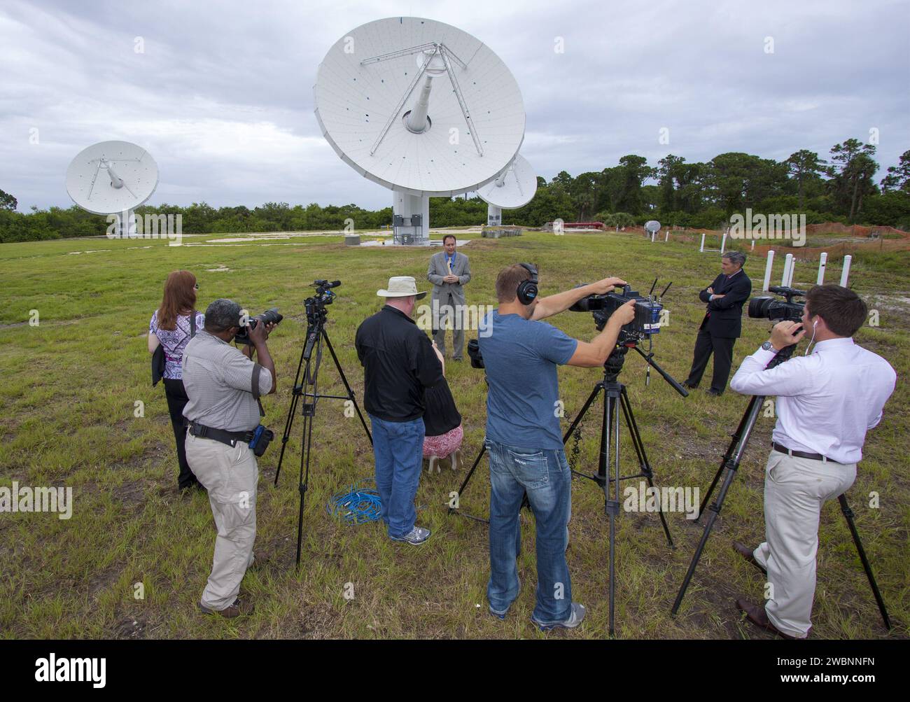 CAPE CANAVERAL, Ban. – Al Kennedy Space Center della NASA in Florida, Robert Lightfoot, direttore associato della NASA, parla con i membri dei media al Ka Band Objects Observation and Monitoring, o kaboom, sito di antenne testbed durante un tour delle strutture Kennedy. A destra c'è il direttore Kennedy Bob Cabana. L'obiettivo del kaboom è quello di dimostrare tecnologie che permetteranno ai sistemi futuri di caratterizzare gli oggetti vicini alla Terra in termini di dimensioni, forma, velocità di rotazione rotazione e di determinare la traiettoria di tali oggetti. Gli studi radar possono determinare la traiettoria 100.000 volte più precisamente di quella ottica CAN Foto Stock