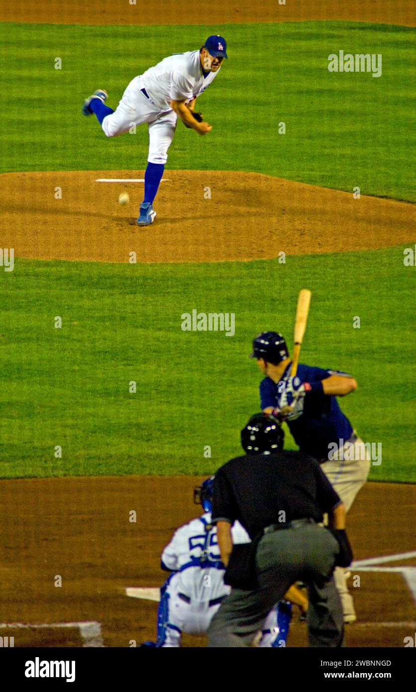 Un lanciatore per i Los Angeles Dodgers offre un campo a un battitore avversario al Dodger Stadium di Los Angeles, California, USA Foto Stock