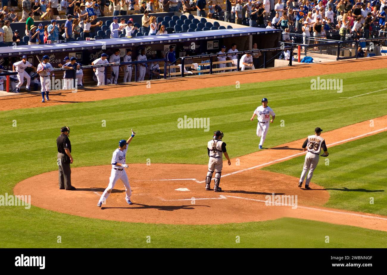 Un baserunner che si dirige verso casa per segnare una corsa in una partita della Major League al Dodger Stadium di Los Angeles, California, USA Foto Stock