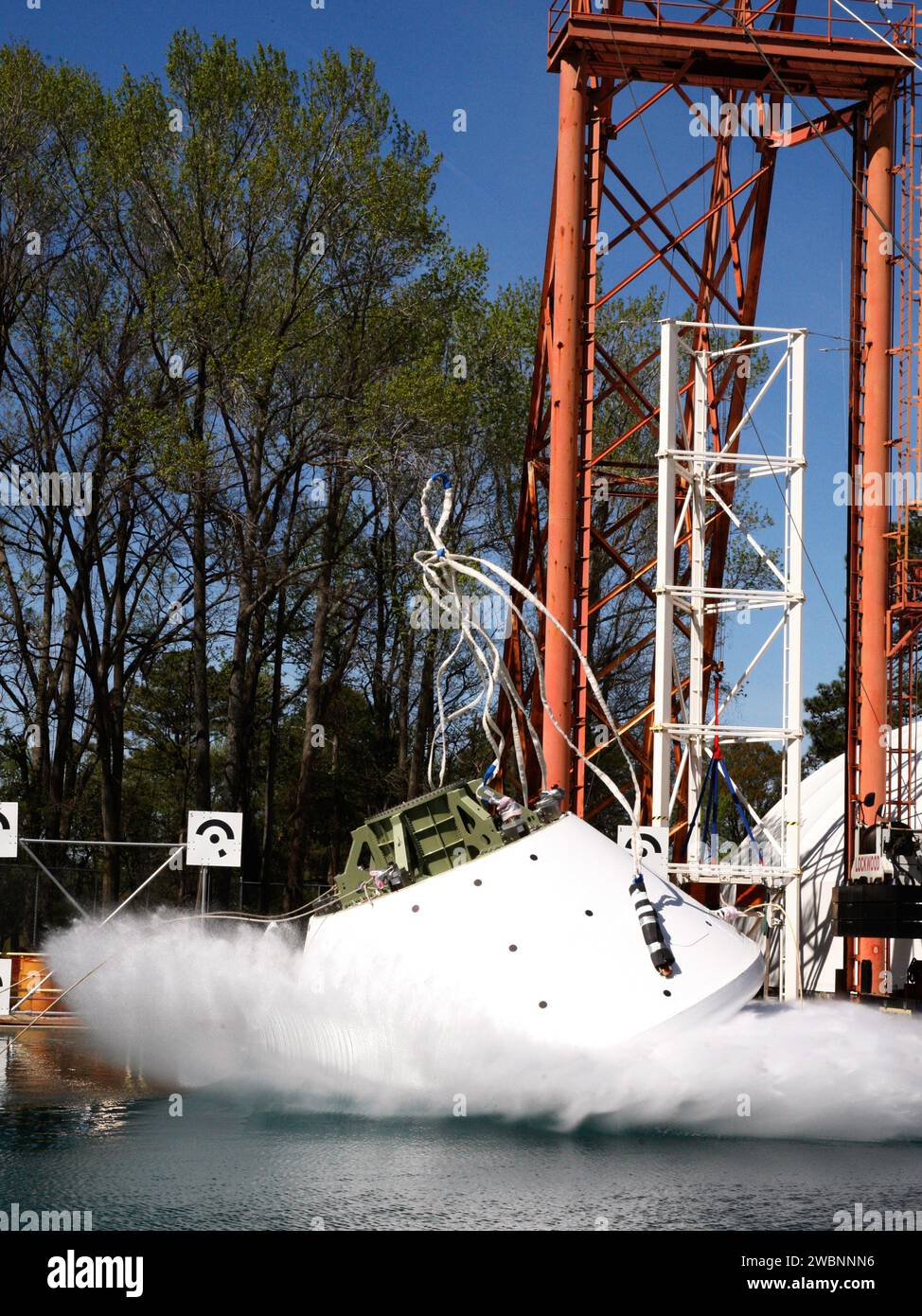 Gli ingegneri della NASA Langley eseguirono test di caduta delle capsule dell'equipaggio Orion con manichini di impatto strumentali il 6 aprile 2016, per simulare gli atterraggi oceanici e valutare i sistemi di protezione degli astronauti. Foto Stock