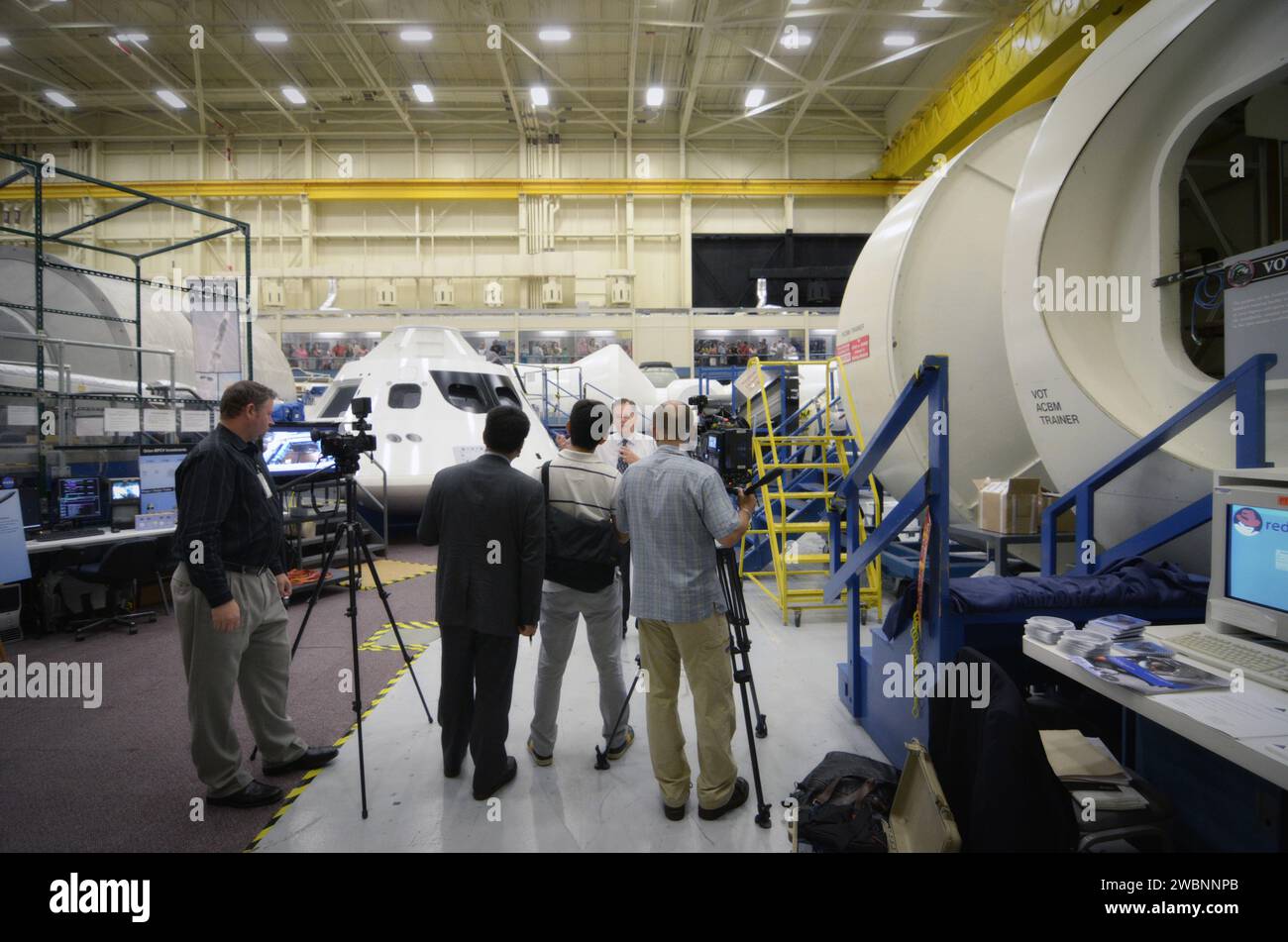 I membri dei media hanno visitato il mockup della navicella spaziale Orion presso lo Space Vehicle Mockup Facility del Johnson Space Center, Building 9 a Houston il Media Day, il 1° luglio 2011, osservando il design e le caratteristiche della navicella spaziale. Foto Stock