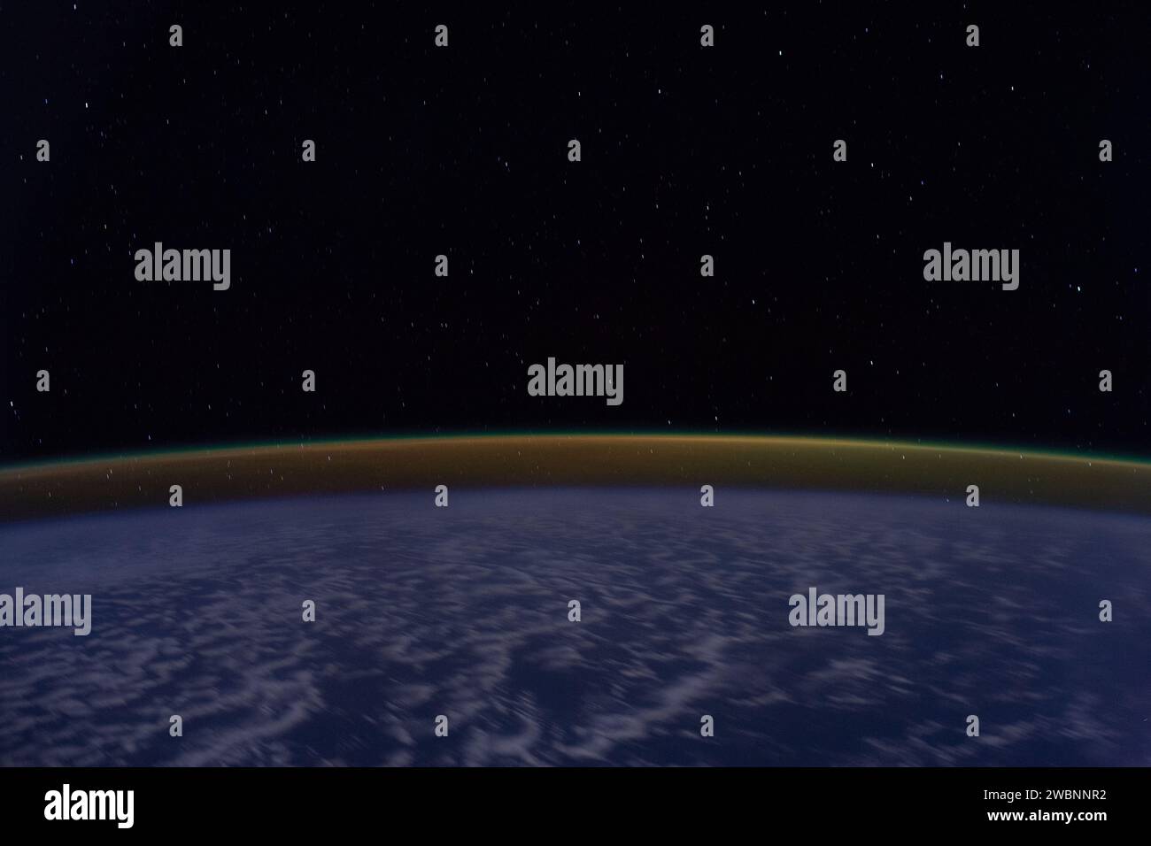 Il 13 aprile 2020, la ISS cattura il bagliore atmosferico della Terra sull'orizzonte mentre orbita vicino a Perth, Australia, sopra l'Oceano Indiano. Foto Stock