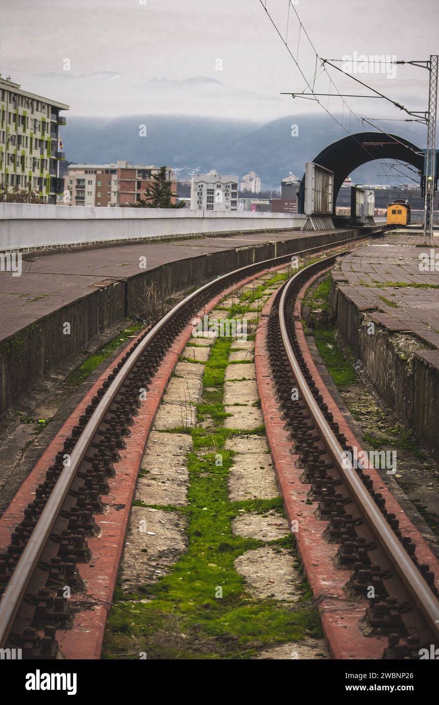 Stazione ferroviaria abbandonata con un vecchio vagone/vagone ferroviario e treno su un treno arrugginito Foto Stock