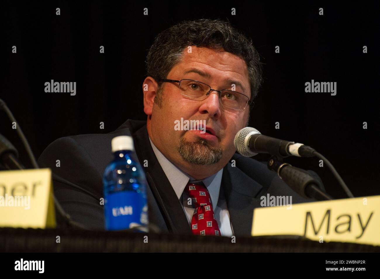 Todd May, responsabile del programma Space Launch System, partecipa a una tavola rotonda presso il Von Braun Memorial Symposium sui programmi di esplorazione spaziale e sui veicoli di lancio pesanti. Foto Stock