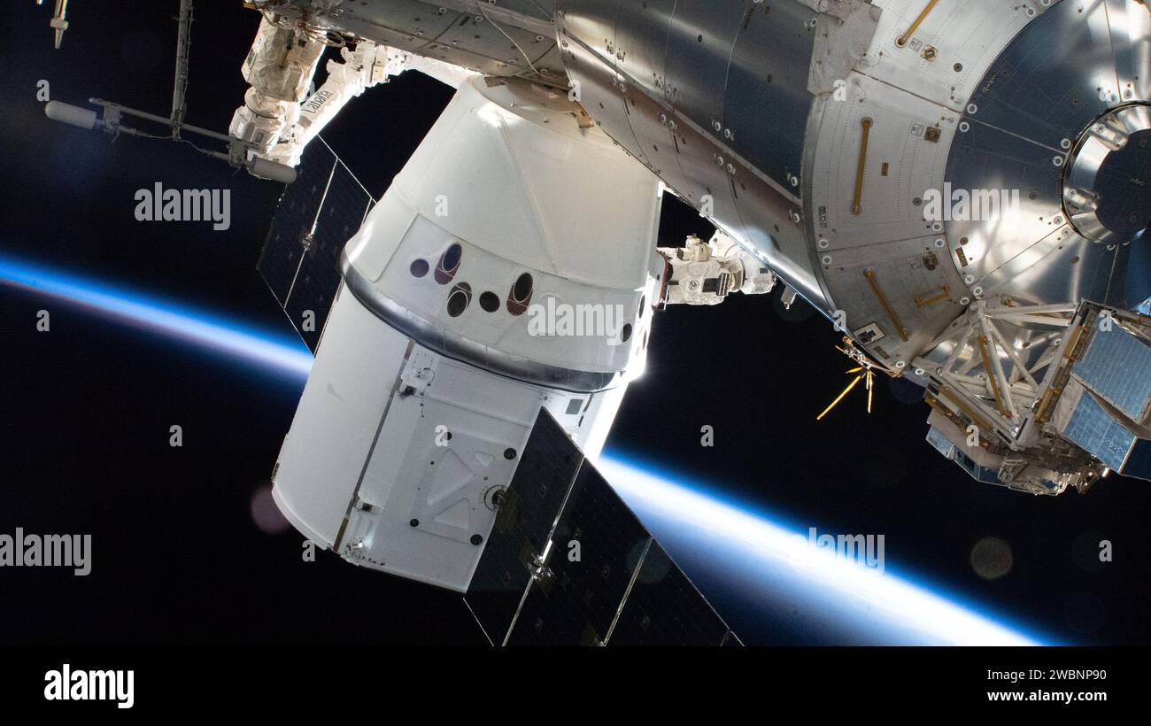 La navicella spaziale SpaceX Dragon è ancorata al porto di fronte alla Terra del modulo Harmony della stazione spaziale Internazionale. Il modulo Columbus dell’Agenzia spaziale europea è collegato al porto di dritta del modulo Harmony. Foto Stock