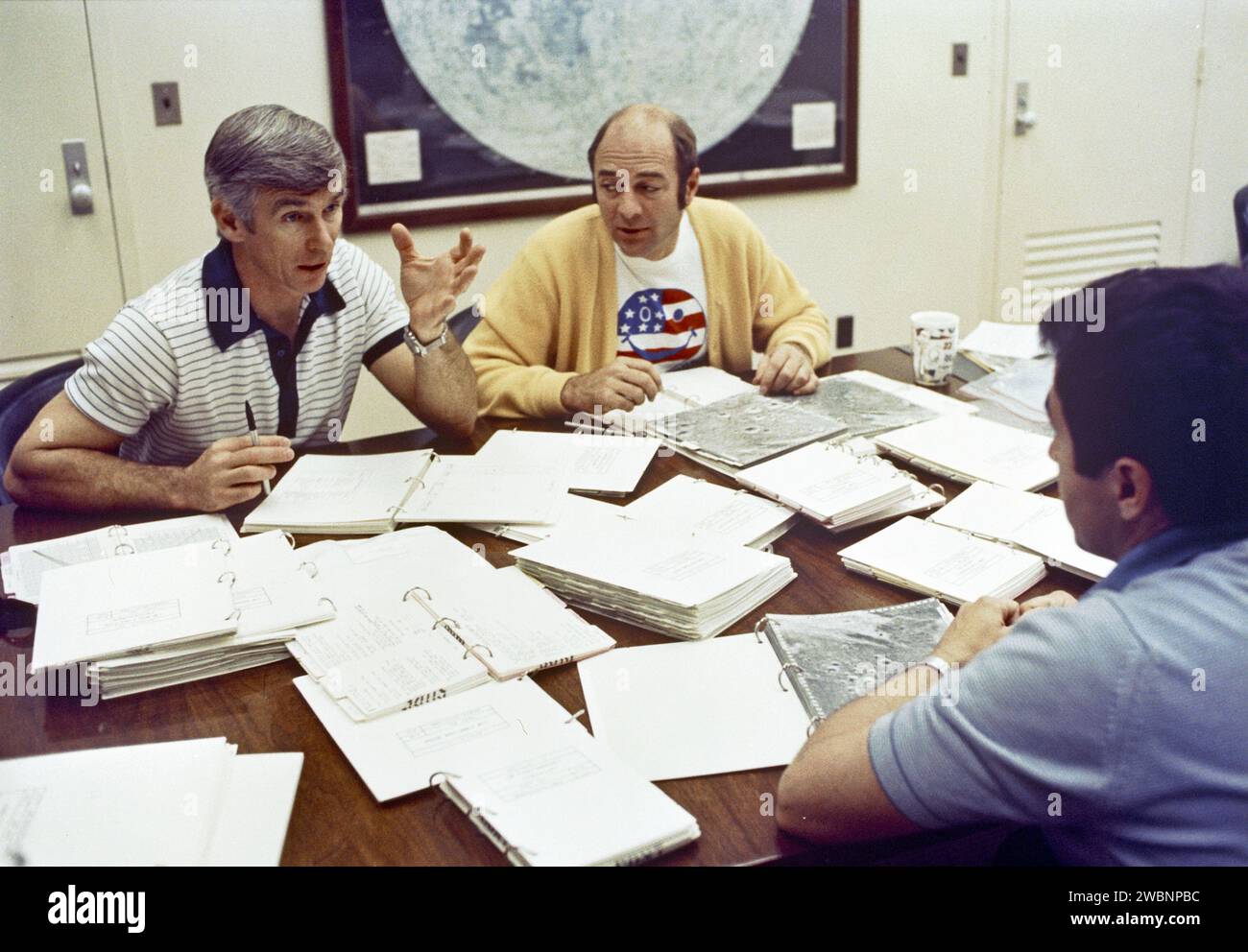 Il comandante della missione Apollo 17 Eugene A. Cernan, a sinistra, rivede il piano di volo con i compagni di equipaggio Ronald E. Evans, al centro, e Harrison H. Schmitt nel quartier generale dell'astronauta. Evans guiderà il modulo di comando da solo in orbita lunare mentre Cernan e il pilota del modulo lunare Schmitt esploreranno la regione del Taurus-Littrow della superficie della Luna. Il lancio dell'Apollo 17 è previsto per il 6 dicembre 1972 alle 21.53 Foto Stock