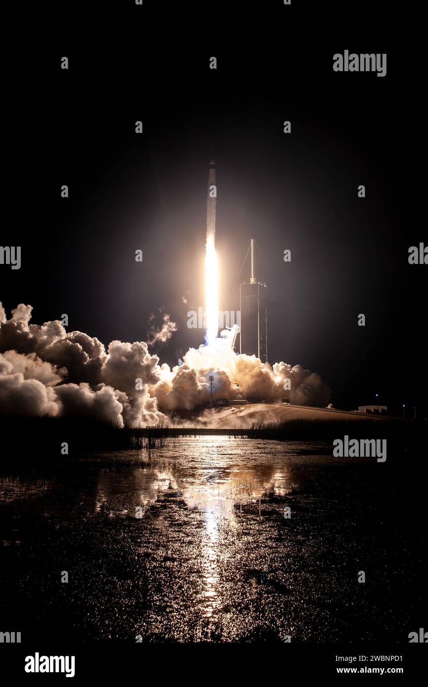 Il 15 novembre 2020, SpaceX Falcon 9 ha sollevato la capsula Crew Dragon Resilience dal Launch Complex 39A al Kennedy Space Center trasportando gli astronauti della NASA Hopkins, Glover, Walker e l'astronauta JAXA Noguchi alla ISS. Crew-1 è la prima missione dell'equipaggio regolare di un veicolo spaziale commerciale statunitense per una missione scientifica di sei mesi nell'ambito del Commercial Crew Program della NASA. Foto Stock