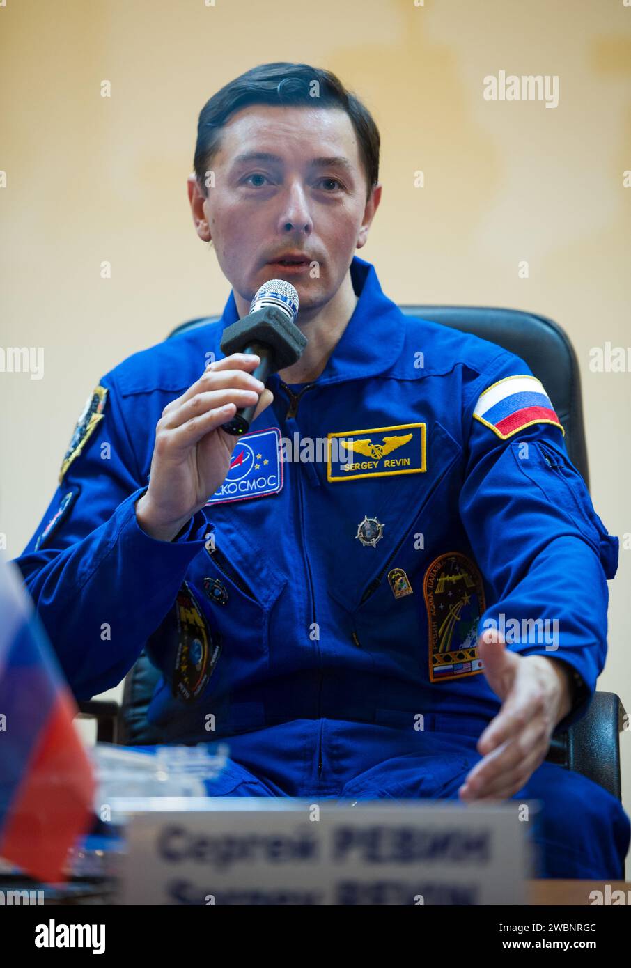 Quarantined Expedition 31 l'ingegnere di volo russo Sergei Revin ha risposto alle domande dei giornalisti dietro vetro durante una conferenza stampa pre-lancio presso il Cosmonaut Hotel di Baikonur, Kazakistan, prima del lancio del Soyuz TMA-04M il 15 maggio con Revin, il comandante Gennady Padalka e l'ingegnere di volo della NASA Joe Acaba. Foto Stock