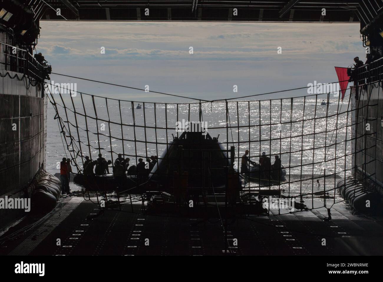 Il Ground Systems Development and Operations Program della NASA e la Marina degli Stati Uniti si preparano per un altro giorno di test 5 di recupero in corso nell'Oceano Pacifico al largo della costa della California il 30 ottobre 2016. Una versione di prova del modulo Orion Crew si trova nel ponte della nave, e i sommozzatori della Marina degli Stati Uniti e altro personale sono su imbarcazioni gonfiabili a scafo rigido che si preparano a dirigersi verso l'acqua aperta. La squadra di recupero sta conducendo una serie di test per prepararsi al recupero di Orion al suo ritorno dalle missioni nello spazio profondo. I test consentiranno al team di dimostrare e valutare i processi e le procedure di ripristino, Foto Stock