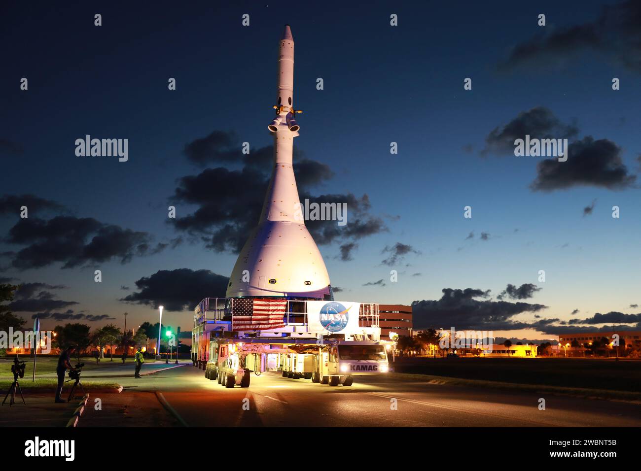 Il veicolo di prova Orion Ascent Abort-2 (AA-2) è stato trasportato alla rampa di lancio il 22 maggio 2019, per il prossimo test del sistema di interruzione. Foto Stock