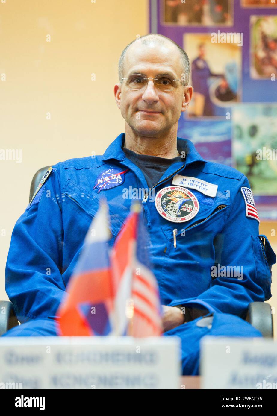 Don Pettit, ingegnere di volo di riserva della NASA Expedition 28, guarda durante una conferenza stampa, lunedì 6 giugno 2011, al Cosmonaut Hotel di Baikonur, Kazakistan. La missione è prevista per martedì 8 giugno dal Cosmodromo di Baikonur. Foto Stock