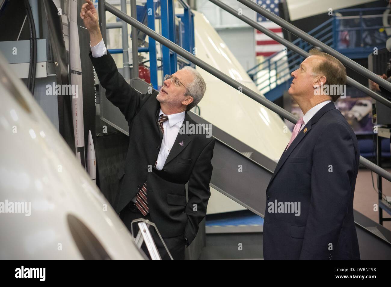 I membri del Congresso Steve Stockman e Randy Weber del Texas hanno visitato il Johnson Space Center della NASA a Houston il 20 febbraio 2013. Mark Geyer, Program Manager di Orion, ha discusso dello stato attuale del programma e dei risultati conseguiti. Foto Stock