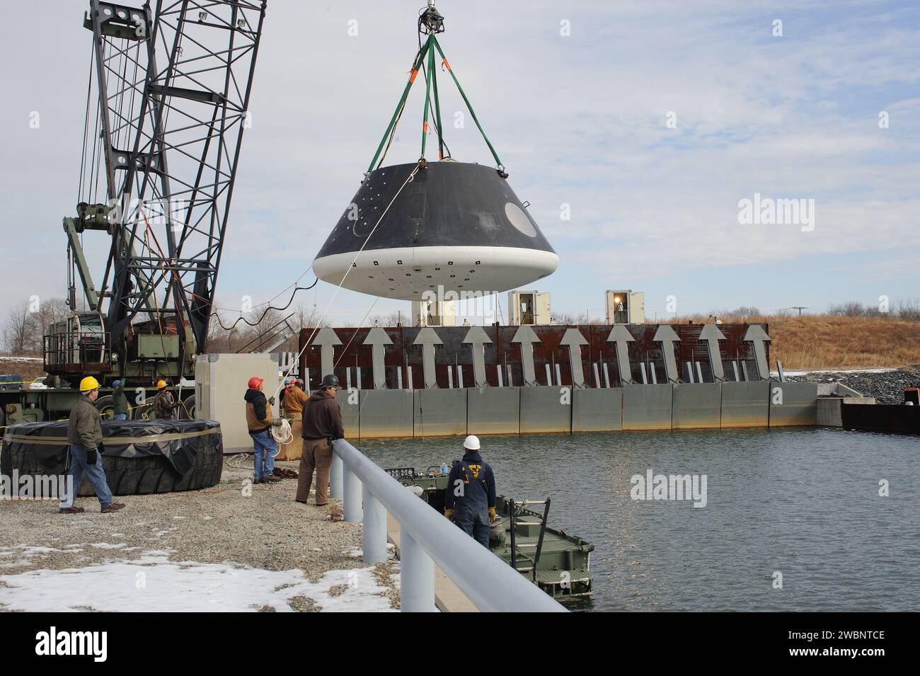L'Aberdeen test Center, nel Maryland, conduce test di atterraggio in acqua e di salita del modello di atterraggio in acqua del modulo equipaggio. Foto Stock