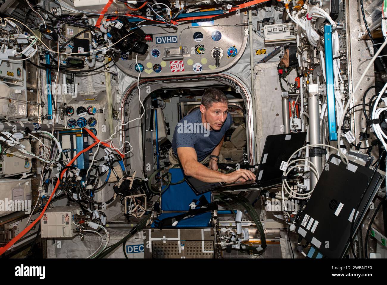 Iss064e005564 (24 novembre 2020) --- astronauta NASA e ingegnere di volo Expedition 64 Michael Hopkins lavora all'interno del modulo del laboratorio Columbus per l'esperimento Grasp che esplora come il sistema nervoso centrale, in particolare la coordinazione occhio-mano, si adatta all'assenza di peso. Foto Stock
