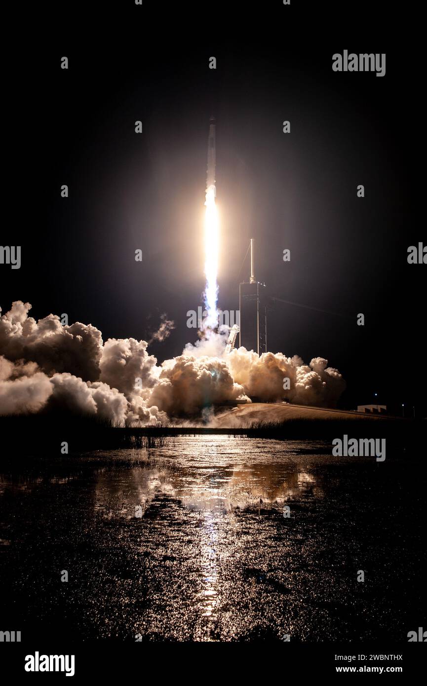 Il 15 novembre 2020, un razzo Falcon 9 SpaceX lanciò la capsula Crew Dragon Resilience dal Kennedy Space Center trasportando gli astronauti della NASA Michael Hopkins, Victor Glover, Shannon Walker e l'astronauta JAXA Soichi Noguchi alla stazione spaziale Internazionale per una missione scientifica di sei mesi come parte del Commercial Crew Program. Foto Stock