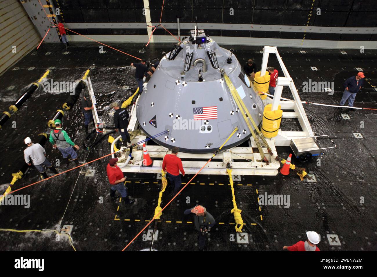 Dopo una giornata di lavoro con l'articolo del test Orion in mare aperto il 19 gennaio 2018, il team di recupero della NASA ispeziona la capsula e le loro linee. Come parte del test di recupero in corso 6, l'articolo del test Orion è stato intenzionalmente sottoposto a un aumento dello stato del mare per garantire che la squadra potesse controllare la navicella spaziale in tutti i possibili scenari. I test con il team di recupero NASA del Kennedy Space Center e la Marina degli Stati Uniti forniranno dati importanti che vengono utilizzati per migliorare le procedure di recupero e l'hardware prima del prossimo volo di Orion, Artemis i, quando si schianta nell'Oceano Pacifico. Foto Stock