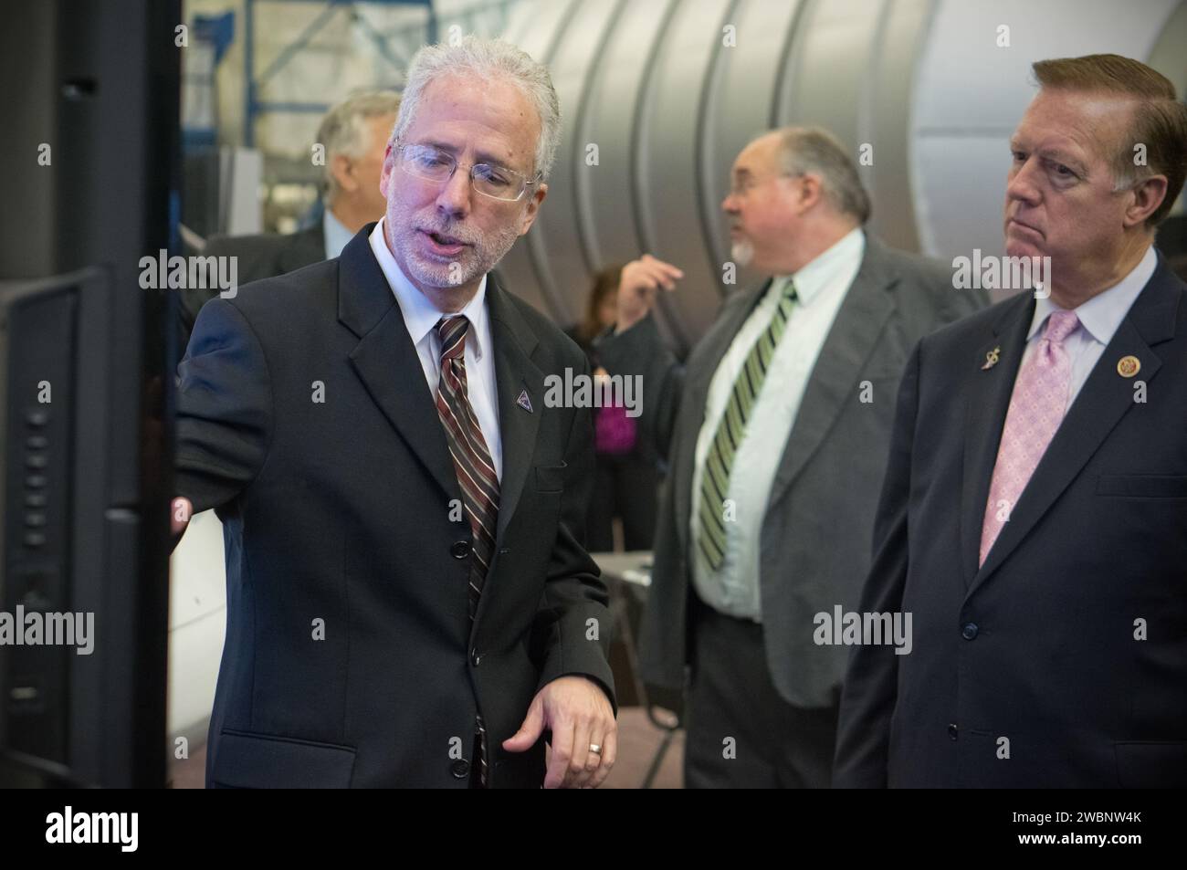 I membri del Congresso Steve Stockman e Randy Weber del Texas hanno visitato il Johnson Space Center della NASA a Houston il 20 febbraio 2013. Mark Geyer, Program Manager di Orion, ha informato i partecipanti sui risultati del programma spaziale e sullo stato attuale. Foto Stock