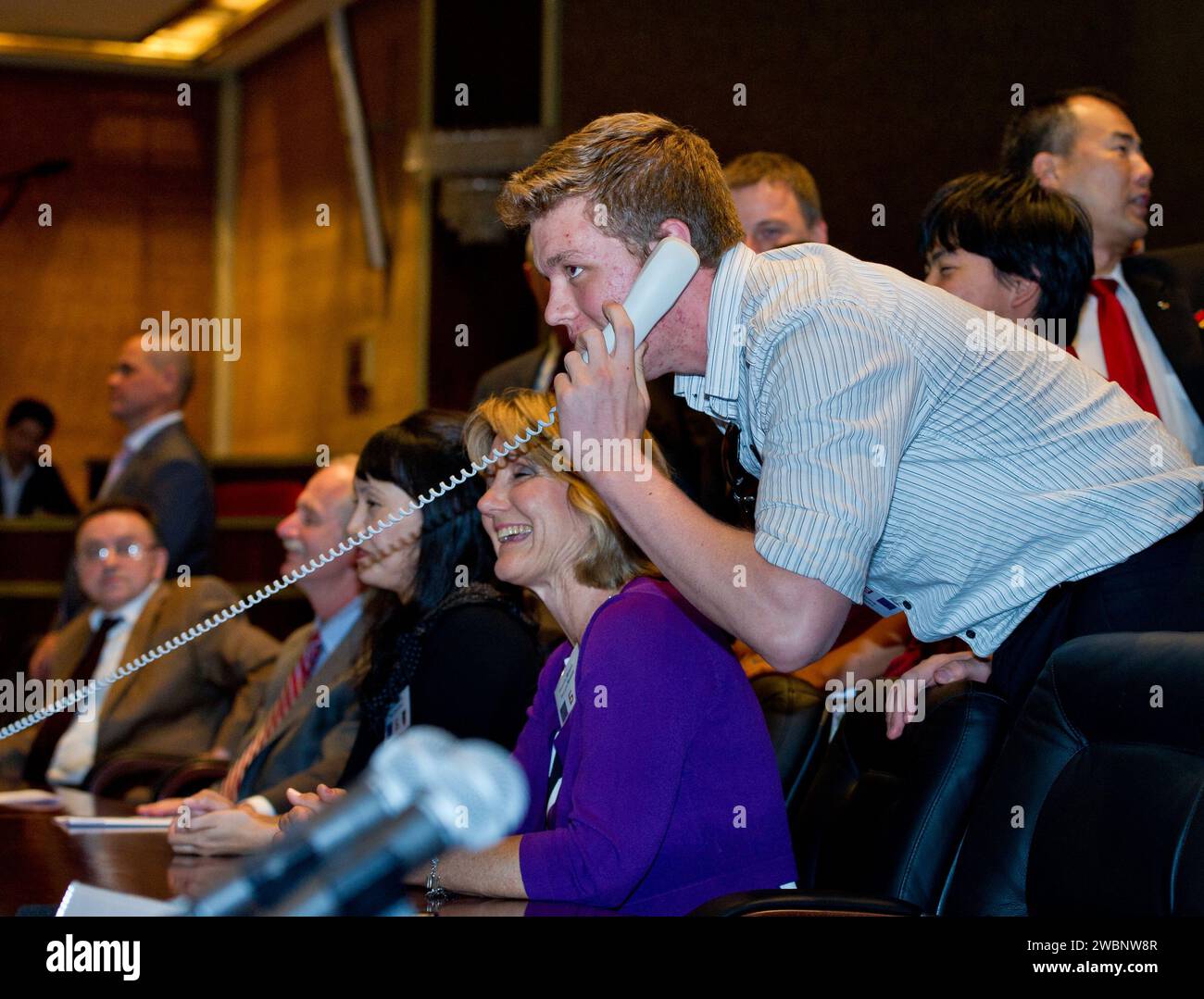 Mitchell Fossum, Right, figlio dell'ingegnere di volo della NASA Expedition 28 Mike Fossum, è visto al Russian Mission Control a Korolev, in Russia, parlare con suo padre poco dopo il suo arrivo alla stazione spaziale Internazionale venerdì 10 giugno 2011. Foto Stock