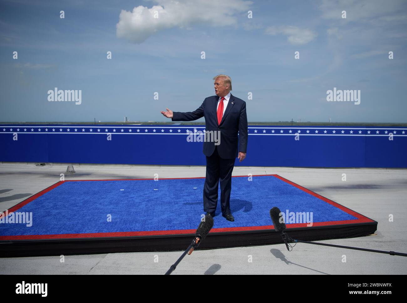 Il presidente Donald Trump parla all'Operations Support Building II dopo il lancio di un razzo SpaceX Falcon 9 che trasporta la navicella spaziale Crew Dragon della compagnia nella missione SpaceX Demo-2 della NASA con gli astronauti della NASA Robert Behnken e Douglas Hurley a bordo, sabato 30 maggio 2020, al Kennedy Space Center della NASA in Florida. La missione SpaceX Demo-2 della NASA è il primo lancio con gli astronauti della navicella spaziale SpaceX Crew Dragon e del razzo Falcon 9 sulla stazione spaziale Internazionale come parte del Commercial Crew Program dell'agenzia. Il volo di prova serve come dimostrazione end-to-end dell’equipaggio di SpaceX Foto Stock