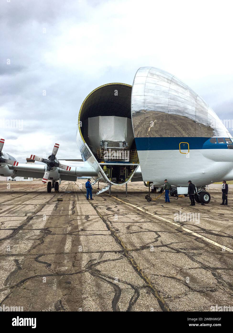 Il Super Guppy della NASA ha trasportato l'articolo Orion Service Module Structural test, incluso l'adattatore per modulo di servizio europeo e modulo equipaggio, alla struttura di lancio e atterraggio del Kennedy Space Center l'11 settembre 2020. I componenti vengono scaricati nell'edificio operazioni e cassa Neil Armstrong. Artemis testerò Orion e lo Space Launch System prima dei voli con equipaggio sulla Luna. Foto Stock