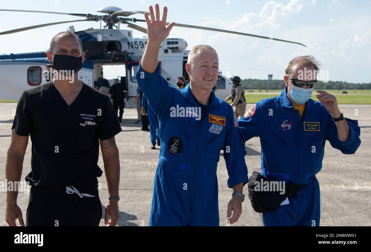 Gli astronauti della NASA Douglas Hurley e Robert Behnken tornarono a Houston il 2 agosto 2020, dopo essere atterrati nella SpaceX Crew Dragon Endeavour al largo di Pensacola, Florida, concludendo la missione Demo-2 di 64 giorni alla stazione spaziale Internazionale nell'ambito del Commercial Crew Program. Foto Stock