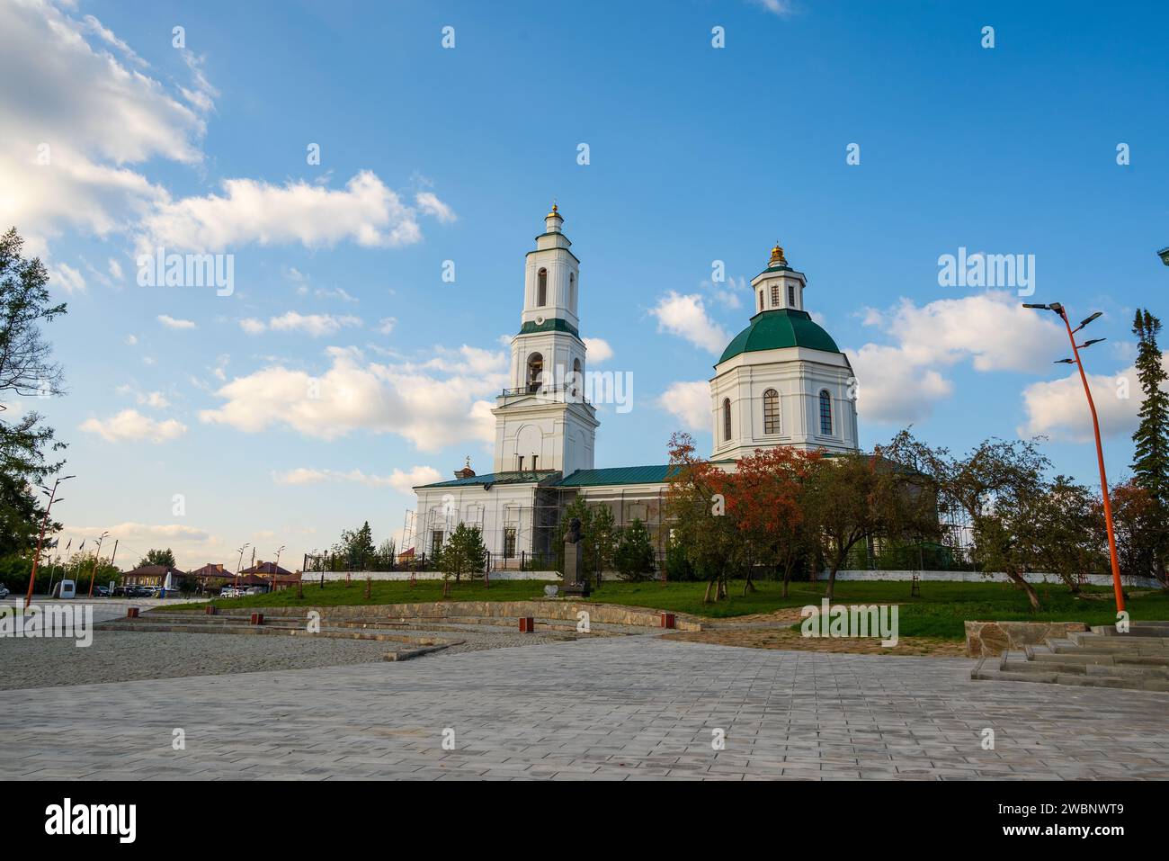 Chiesa ortodossa russa sulla piazza di pietra sullo sfondo del cielo blu con le nuvole. Foto Stock