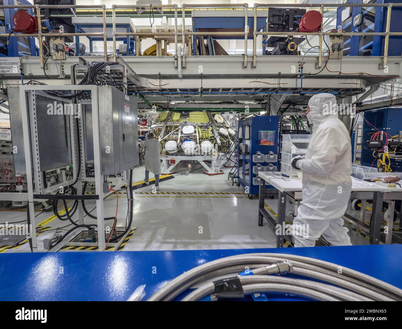Il 27 aprile 2018, gli ingegneri della Lockheed Martin assemblarono il modulo Artemis i Orion presso il Kennedy Space Center Operations and Checkout Building della NASA per la preparazione prima del volo. Foto Stock
