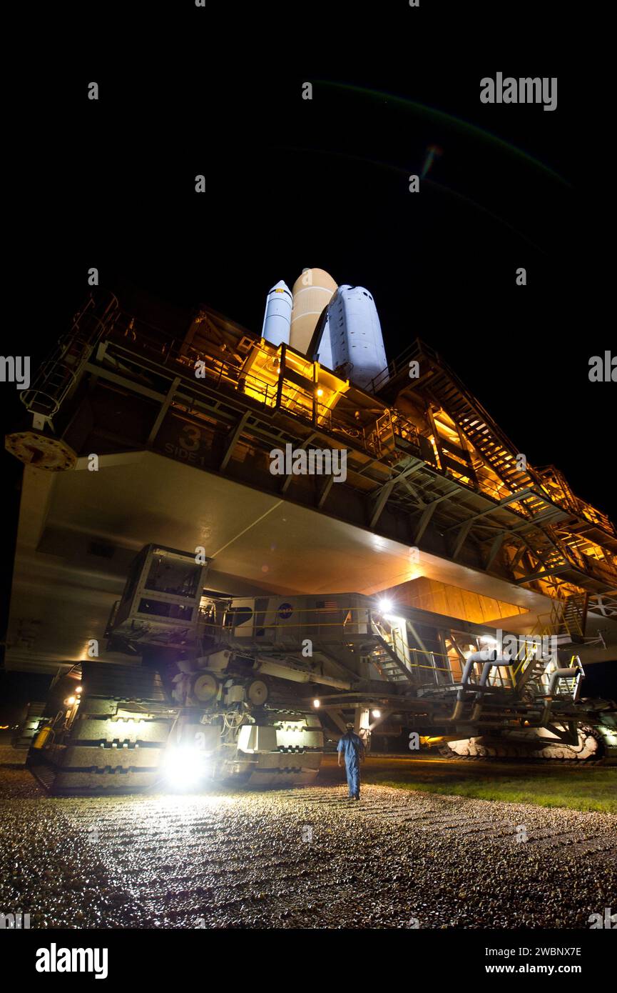 Lo Space Shuttle Atlantis (STS-135) viene visto in cima alla Mobile Launch Platform (MLP) durante il suo viaggio da High Bay 3 nel Vehicle Assembly Building al Launch Pad 39a per il suo volo finale, martedì sera, 31 maggio 2011, al Kennedy Space Center di Cape Canaveral, Flag. Il percorso di 3,4 km, noto come "rollout", richiederà circa sette ore per essere completato. Atlantis trasporterà il modulo di logistica polifunzionale Raffaello per consegnare forniture, logistica e ricambi alla stazione spaziale Internazionale. Il lancio di STS-135 è previsto per l'8 luglio. Foto Stock