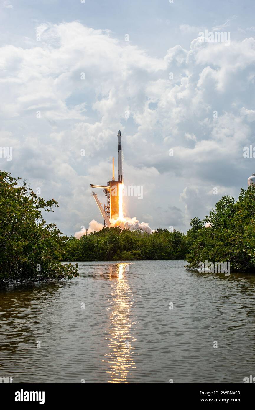 Un razzo SpaceX Falcon 9 e la navicella spaziale Crew Dragon decollano dal Launch Complex 39A al Kennedy Space Center della NASA in Florida il 30 maggio 2020, portando gli astronauti della NASA Robert Behnken e Douglas Hurley alla stazione spaziale Internazionale per la missione SpaceX Demo-2 dell'agenzia. Il decollo è avvenuto alle 3:22 PM EDT. Behnken e Hurley sono i primi astronauti a lanciare dal suolo statunitense alla stazione spaziale dalla fine del programma Space Shuttle nel 2011. Parte del Commercial Crew Program della NASA, questo sarà il test finale di volo di SpaceX, spianando la strada all'agenzia per certificare il trasporto dell'equipaggio Foto Stock