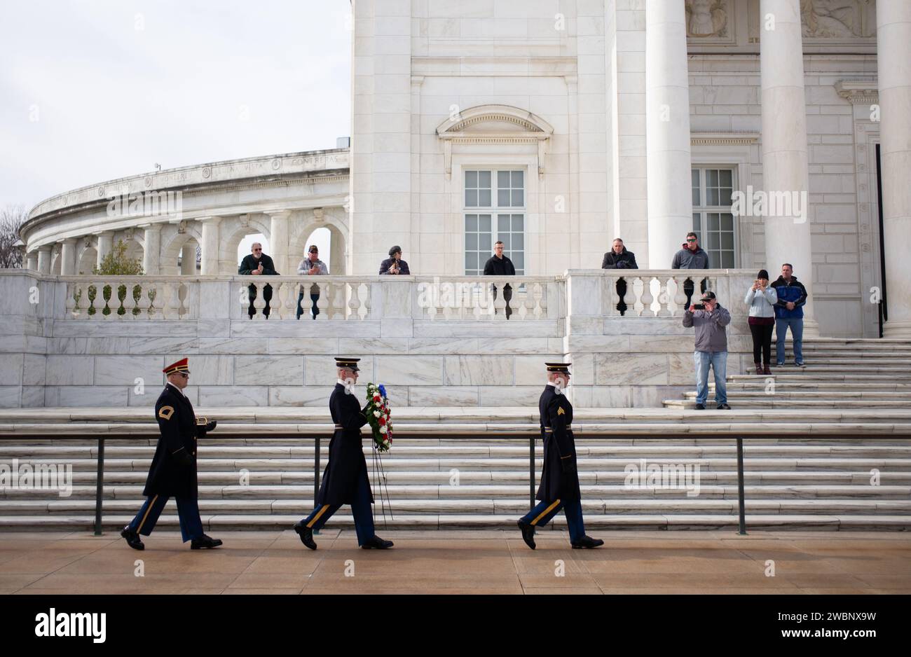 I membri della Vecchia Guardia si prepararono per una cerimonia di posa delle corone nella Tomba degli ignoti nel cimitero nazionale di Arlington durante il Day of Remembrance della NASA per onorare coloro che morirono nell'esplorazione spaziale. Foto Stock