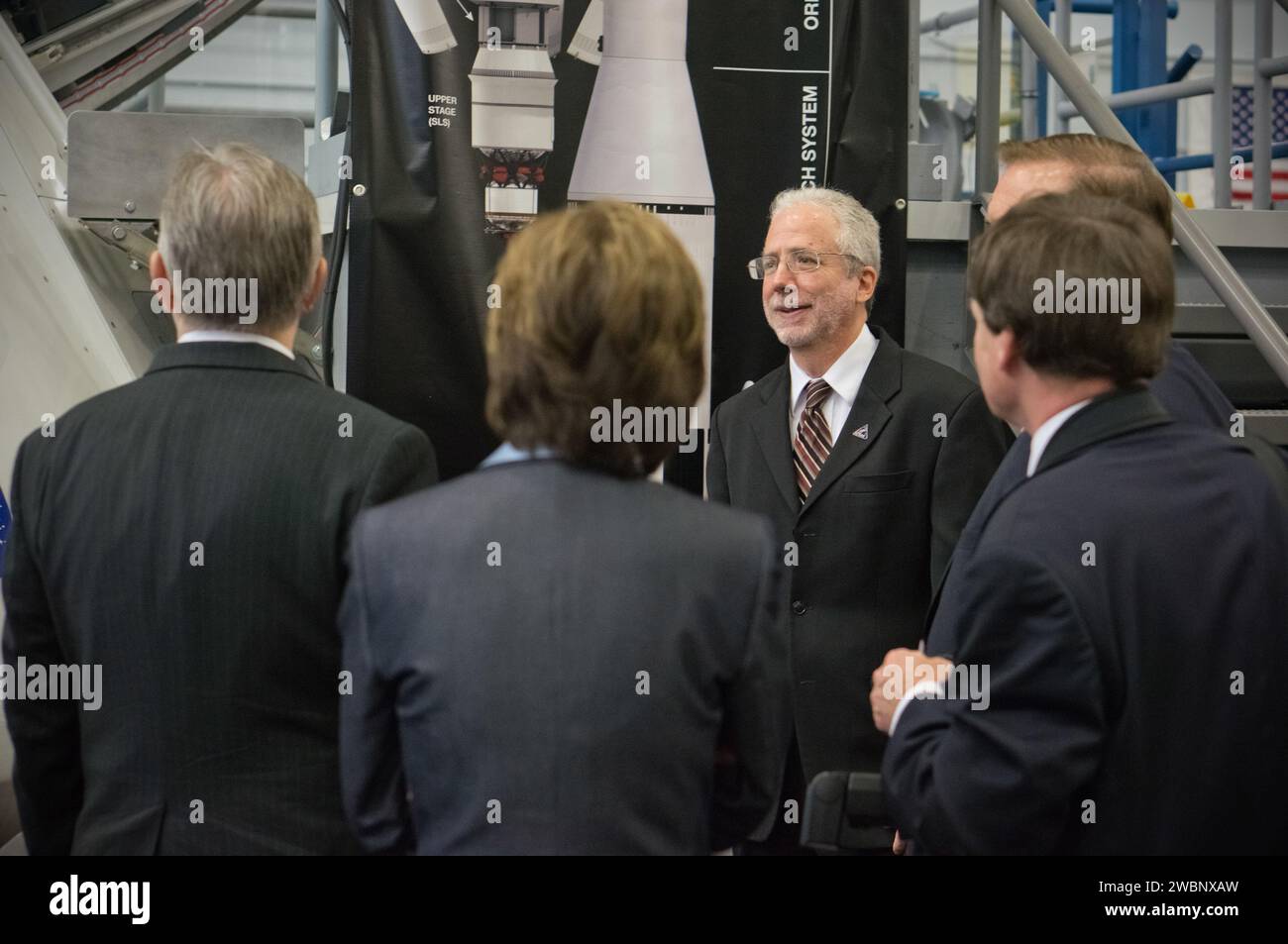 I membri del Congresso Steve Stockman e Randy Weber del Texas hanno visitato il Johnson Space Center della NASA a Houston il 20 febbraio 2013. Il Program Manager di Orion Mark Geyer e il Direttore Dr. Ellen Ochoa hanno discusso dei risultati e dei progressi del programma Orion. Foto Stock