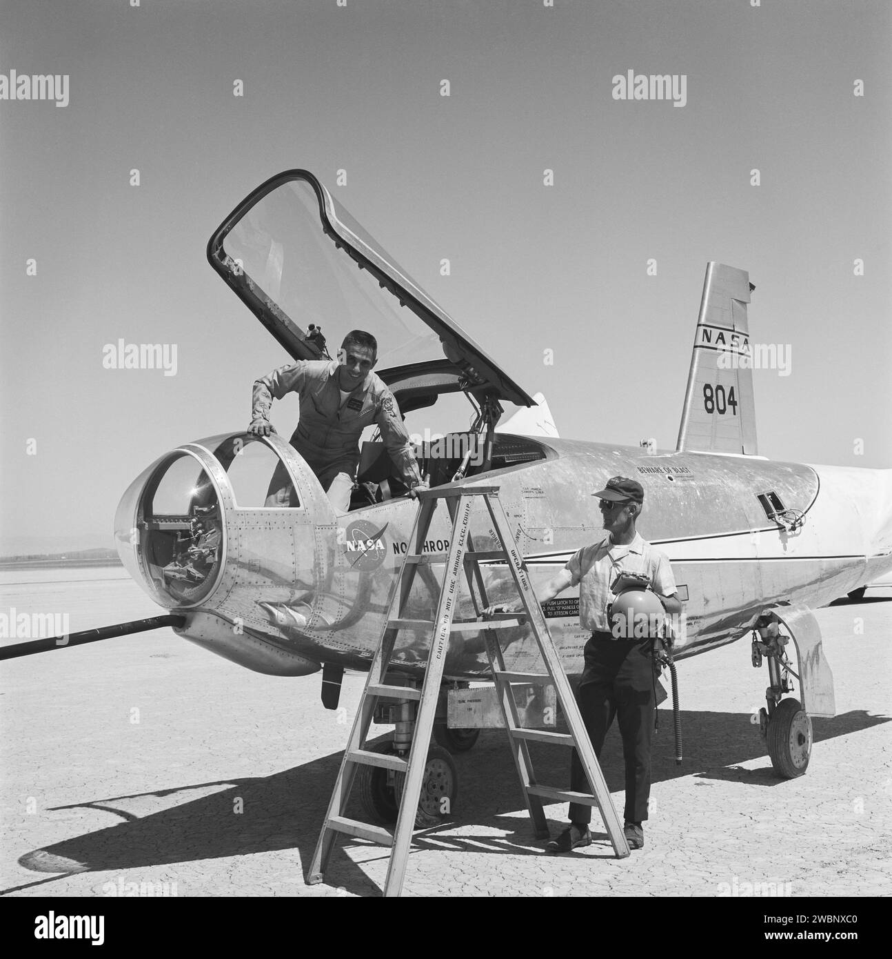Il pilota di ricerca John Manke, in seguito direttore del centro, è visto uscire dall'HL-10 lifting body Aircraft, uno dei lander orizzontali sperimentali della NASA sviluppato a Langley e testato al Dryden Flight Research Center. Foto Stock