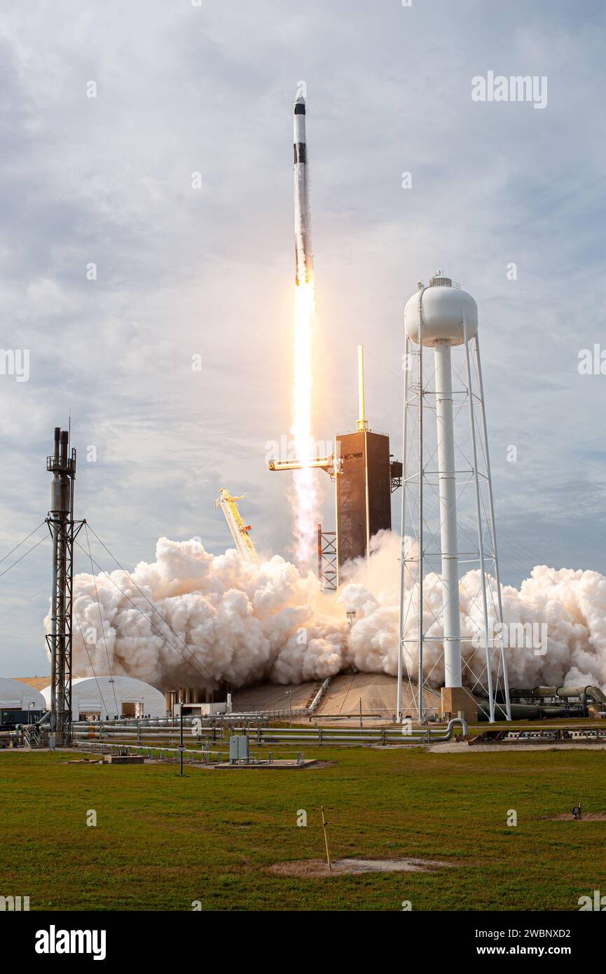 Un razzo SpaceX Falcon 9 decolla dal Launch Complex 39A al Kennedy Space Center della NASA in Florida alle 10:30 del 19 gennaio 2020, portando la navicella spaziale Crew Dragon sul test di interruzione in volo senza equipaggio della compagnia. Il test di volo ha dimostrato le capacità di fuga della navicella spaziale in preparazione dei voli con equipaggio verso la stazione spaziale Internazionale come parte del Commercial Crew Program dell’agenzia. Foto Stock