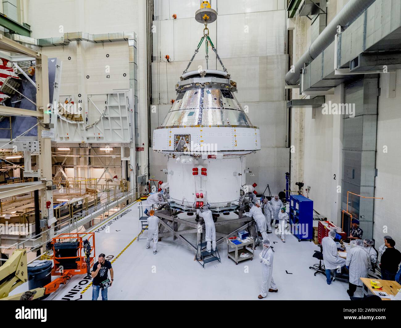 Il veicolo spaziale Orion, inclusi i moduli dell'equipaggio e di servizio, è stato prelevato dalla cella VELOCE l'11 novembre 2019. I moduli sono stati impilati, collegati e ruotati per il trasporto alla stazione di Plum Brook in Ohio per i test ambientali prima di tornare al Kennedy Space Center per l'assemblaggio finale e l'installazione dell'array solare. Foto Stock