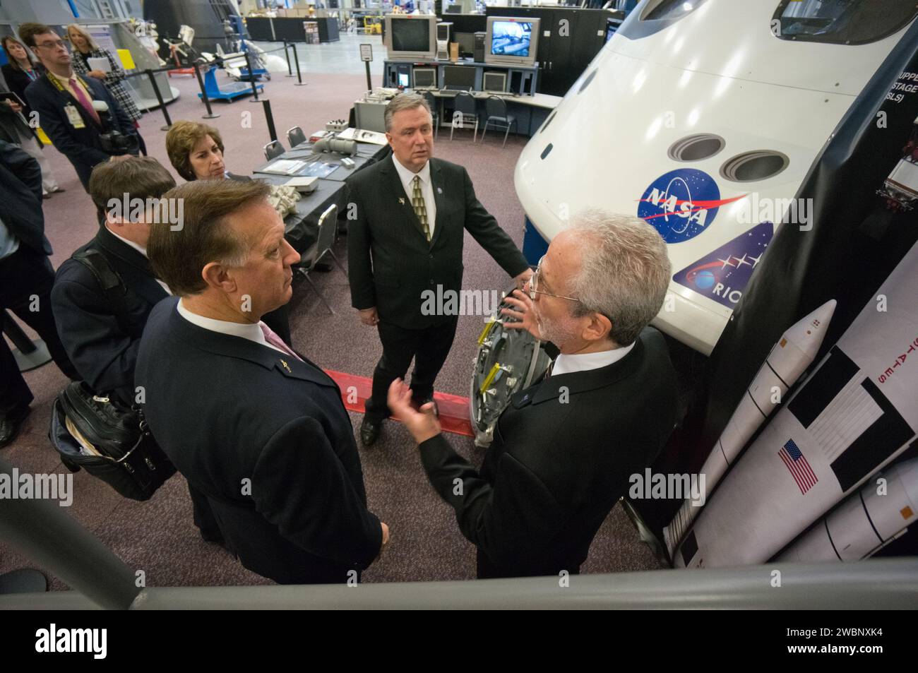 I membri del Congresso Steve Stockman e Randy Weber del Texas hanno visitato il Johnson Space Center della NASA a Houston il 20 febbraio 2013. Il Program Manager di Orion Mark Geyer e il Direttore Dr. Ellen Ochoa hanno discusso i progressi e i risultati del programma Orion. Foto Stock