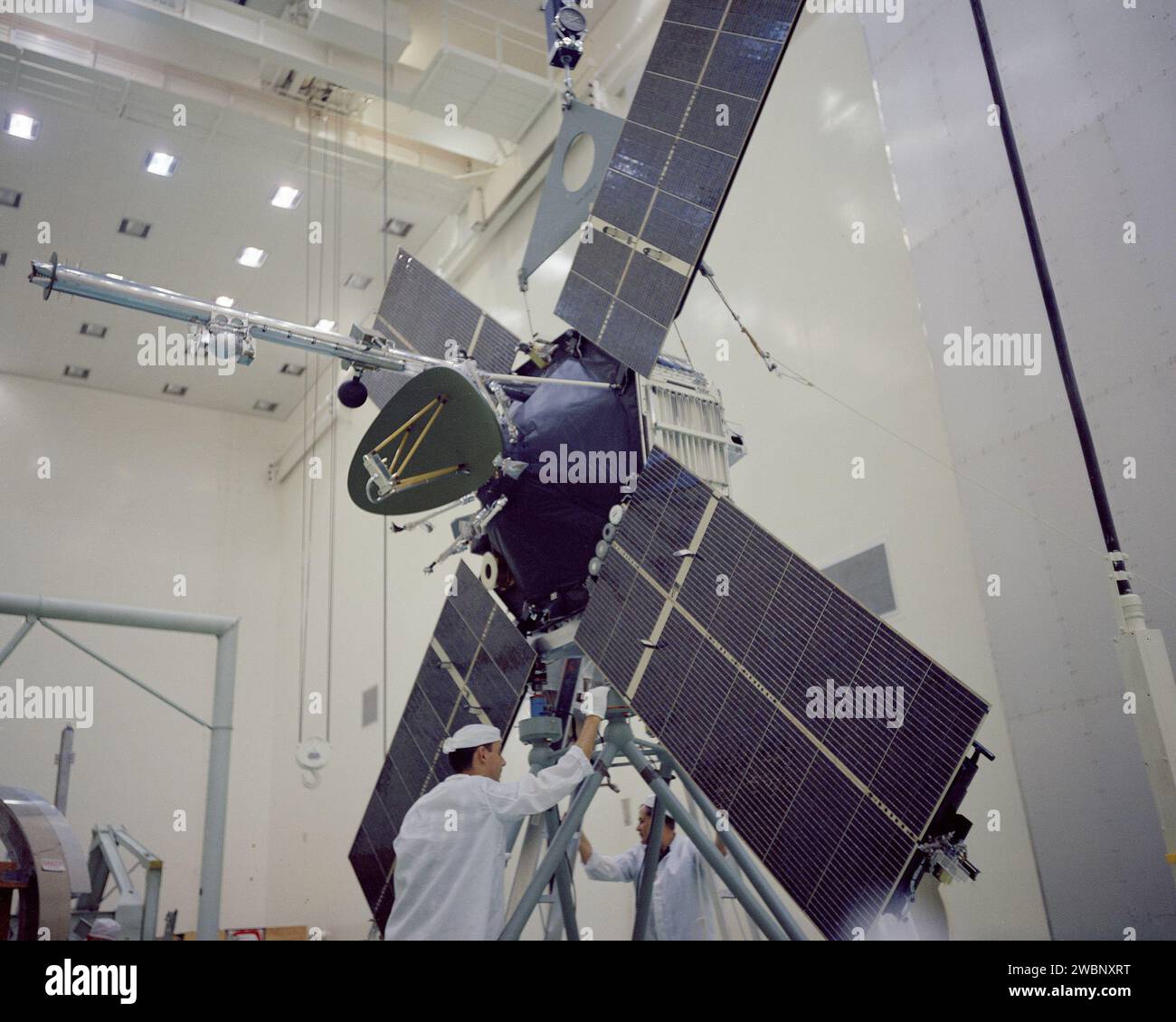 La navicella spaziale Mariner 3 viene elaborata nell'AO Building presso la Cape Kennedy Air Force Station prima dell'accoppiamento con la carenatura del carico utile. La sonda, parte del progetto Mariner Mars 1964 della NASA, è stata progettata dal Jet Propulsion Laboratory per osservare Marte da vicino e trasmettere i dati spaziali interplanetari e marziani alla Terra. Foto Stock