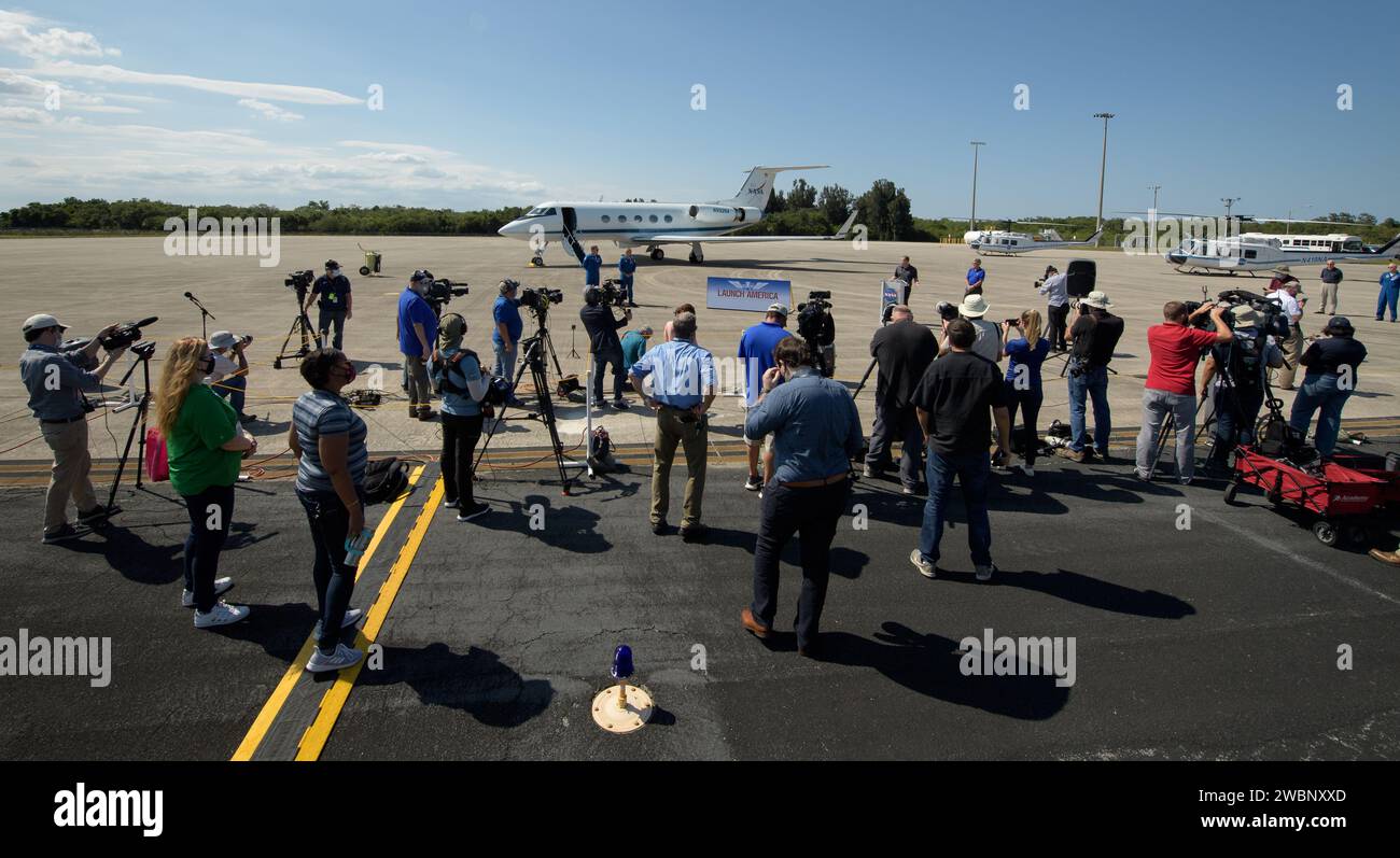 L'amministratore della NASA Jim Bridenstine e il direttore del Kennedy Space Center Bob Cabana salutano gli astronauti della NASA Robert Behnken, Left, e Douglas Hurley mentre arrivano al Launch and Landing Facility del Kennedy Space Center della NASA prima della missione Demo-2 di SpaceX, mercoledì 20 maggio 2020, in Florida. La missione SpaceX Demo-2 della NASA è il primo lancio con gli astronauti della navicella spaziale SpaceX Crew Dragon e del razzo Falcon 9 sulla stazione spaziale Internazionale come parte del Commercial Crew Program dell'agenzia. Il test di volo servirà come dimostrazione end-to-end del sistema di trasporto dell’equipaggio di SpaceX. B Foto Stock