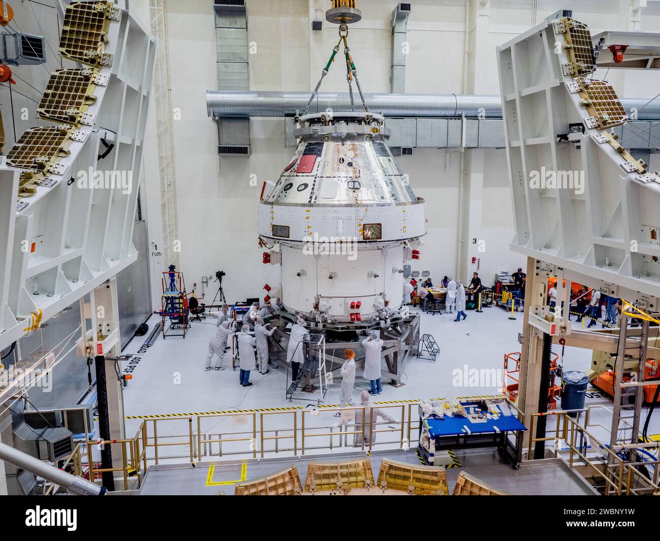L'equipaggio e il modulo di servizio Orion per Artemis i sono stati prelevati dalla cella VELOCE l'11 novembre 2019. I moduli sono stati impilati e collegati, quindi collegati a un verticatore per ruotare da verticale a orizzontale per il trasporto alla stazione Plum Brook per i test ambientali. Dopo i test, il veicolo spaziale tornerà al Kennedy Space Center per l'installazione finale di pannelli e pannelli solari. Foto Stock