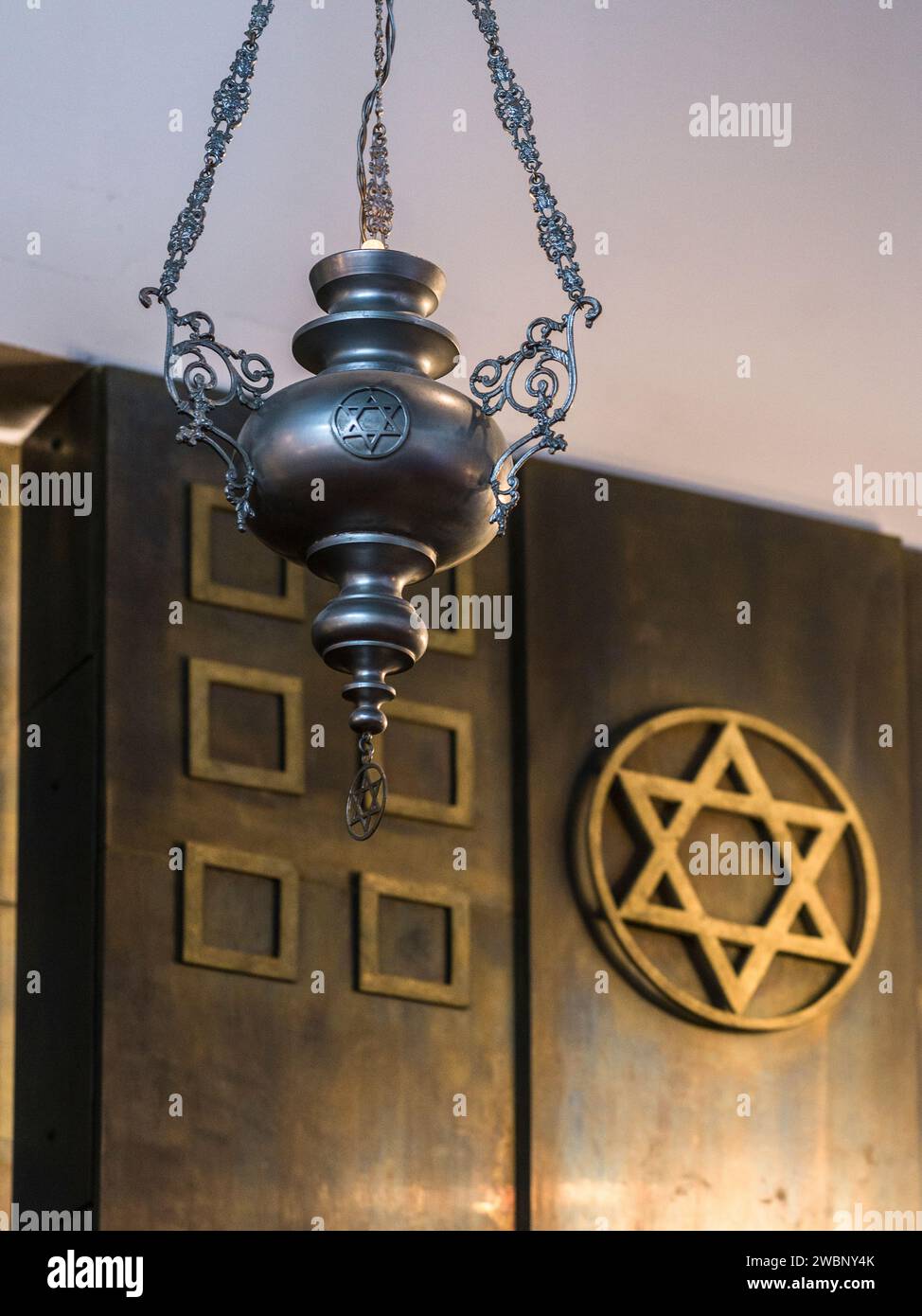 Sinagoga di Beit Shalom costruita nel 1935 in marmo Pentelic bianco, l'architettura è un austero stile revival greco; l'edificio è stato rinnovato nel 1975 Foto Stock