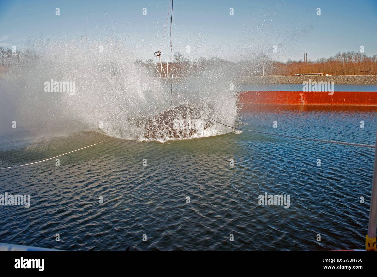 Le fotografie documentano la valutazione del modello di atterraggio sull'acqua del modulo equipaggio condotta presso l'Aberdeen test Center, Maryland. Il test si concentra sulla valutazione delle dinamiche di impatto idrico, dei metodi di recupero e della risposta strutturale del modulo equipaggio durante gli eventi di spruzzo simulati. Foto Stock