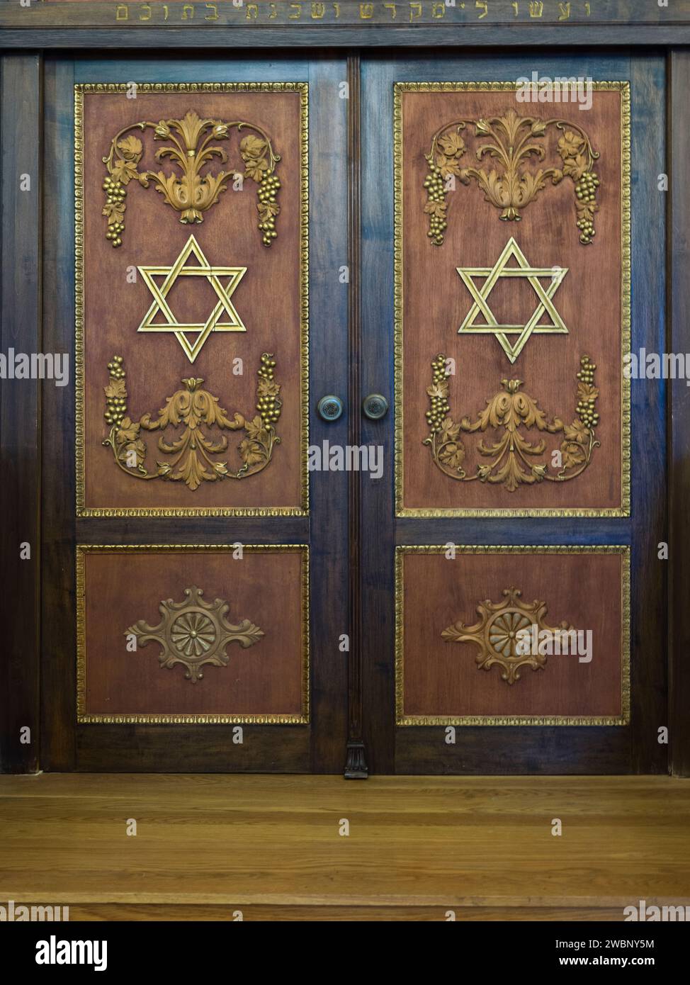 Sinagoga di Beit Shalom costruita nel 1935 in marmo Pentelic bianco, l'architettura è un austero stile revival greco; l'edificio è stato rinnovato nel 1975 Foto Stock