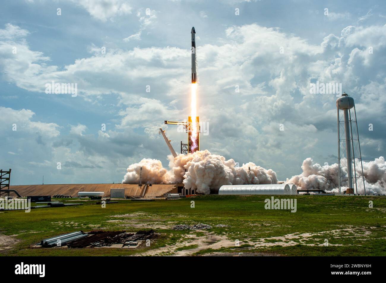 Un razzo SpaceX Falcon 9 si alza verso l'alto dopo il decollo dallo storico Launch Complex 39A presso il Kennedy Space Center della NASA in Florida il 30 maggio 2020, portando gli astronauti della NASA Robert Behnken e Douglas Hurley alla stazione spaziale Internazionale in una capsula SpaceX Crew Dragon per la missione SpaceX Demo-2 dell'agenzia. Il decollo è avvenuto alle 3:22 PM EDT. Behnken e Hurley sono i primi astronauti a lanciare dal suolo statunitense alla stazione spaziale dalla fine del programma Space Shuttle nel 2011. Parte del Commercial Crew Program della NASA, questo sarà il test finale di volo di SpaceX, spianando la strada all'agenc Foto Stock