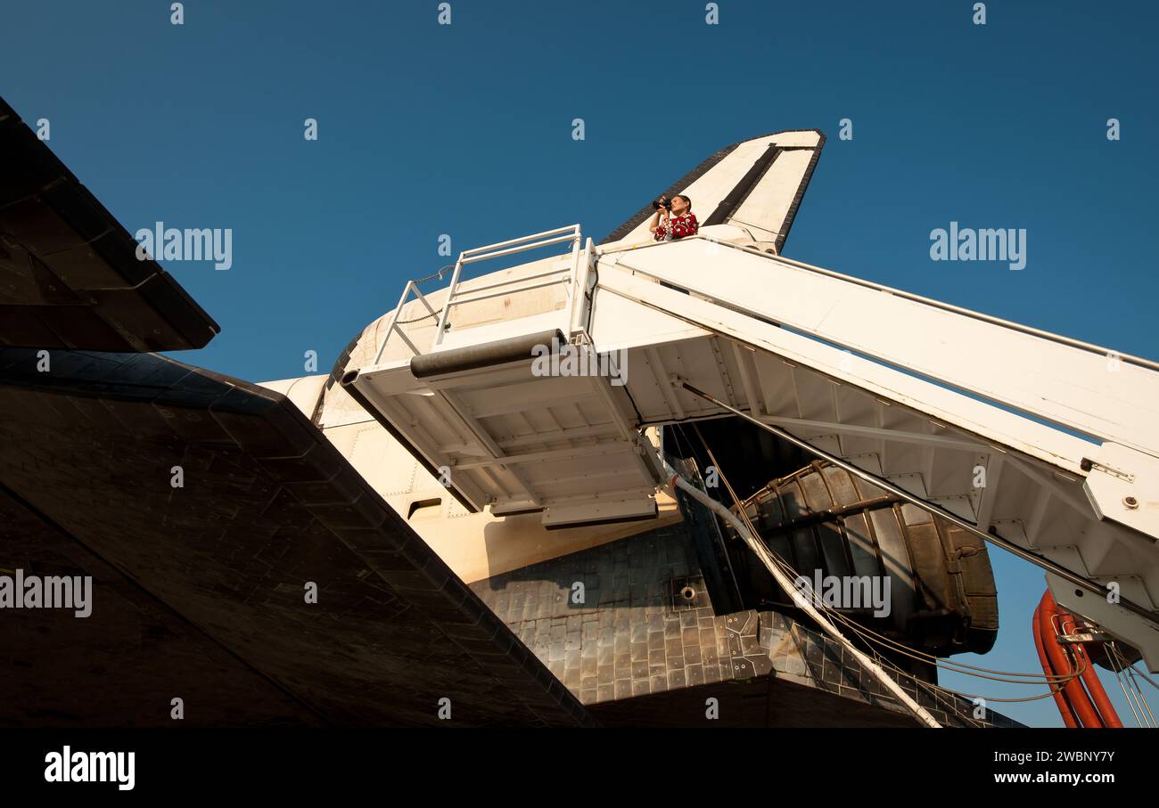 La NASA e il personale appaltatore lavorano sullo Space Shuttle Atlantis al Kennedy Space Center Shuttle Landing Facility (SLF) poco dopo che l'Atlantis (STS-135) è atterrato giovedì mattina presto, 21 luglio 2011, a Cape Canaveral, Flag. Nel complesso, Atlantis trascorse 307 giorni nello spazio e viaggiò per quasi 126 milioni di miglia durante i suoi voli del 33. Atlantis, il quarto orbiter costruito, è stato lanciato nella sua prima missione il 3 ottobre 1985. Foto Stock