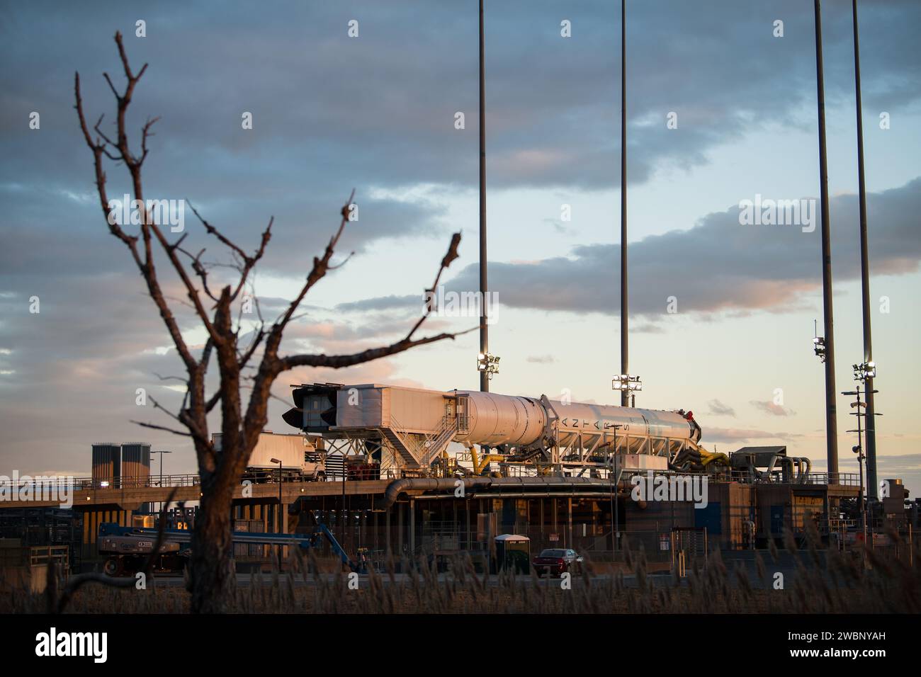 Un razzo Northrop Grumman Antares con una navicella Cygnus di rifornimento fu preparato orizzontalmente per il carico al Pad-0A, NASA Wallops Flight Facility, 7 febbraio 2020, per il NG-13 che trasportava oltre 7.500 libbre di carico alla ISS. Foto Stock